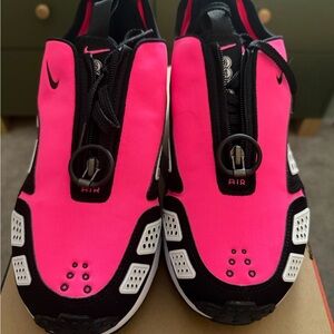 Nike Air Max Sunder Women's Hot Pink and Black Sneakers